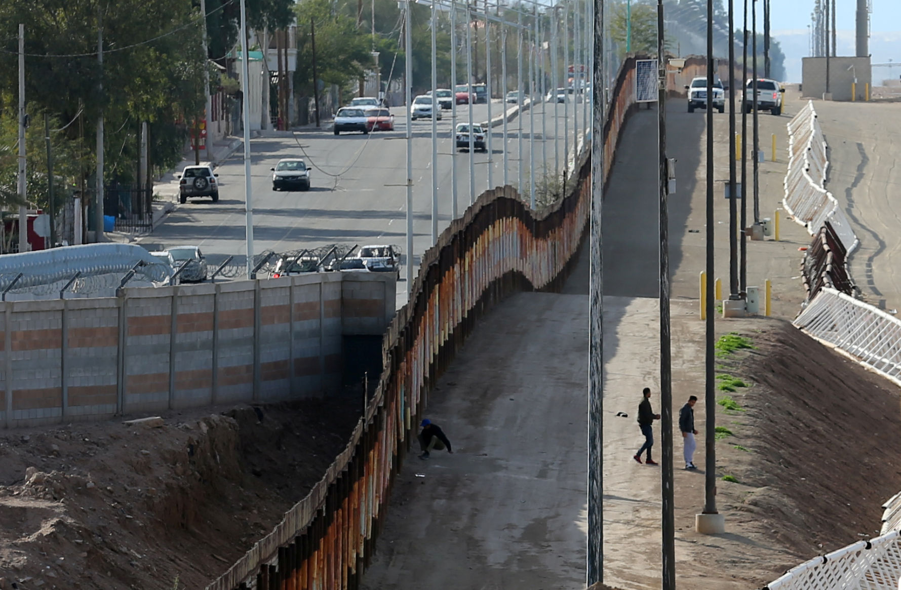 mexican guatemalan border wall        
        <figure class=