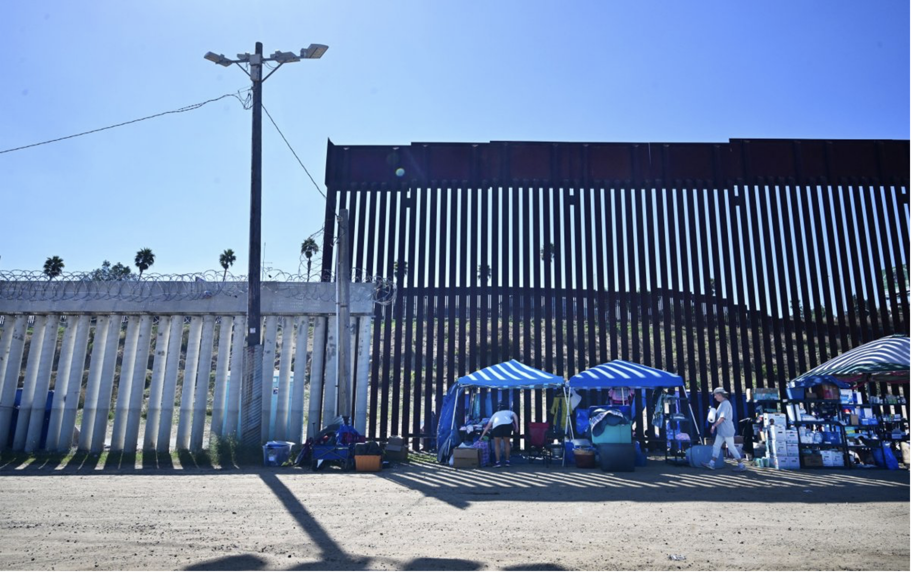 Injuries at border wall as illegals jump to US | State | thedesertreview.com