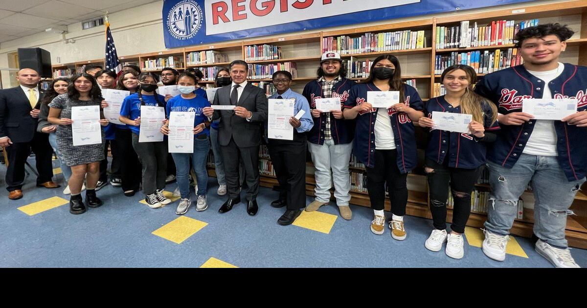 LAUSD school district chief registers to vote with students at Wilson