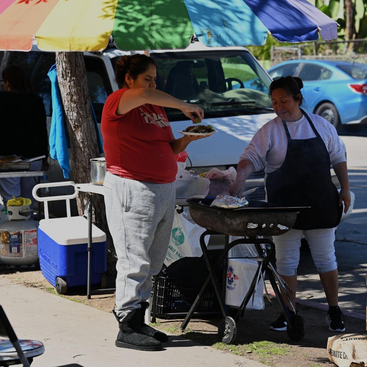 Echo Park vendors push for legal permits amid debate | Echo Park News |  theeastsiderla.com