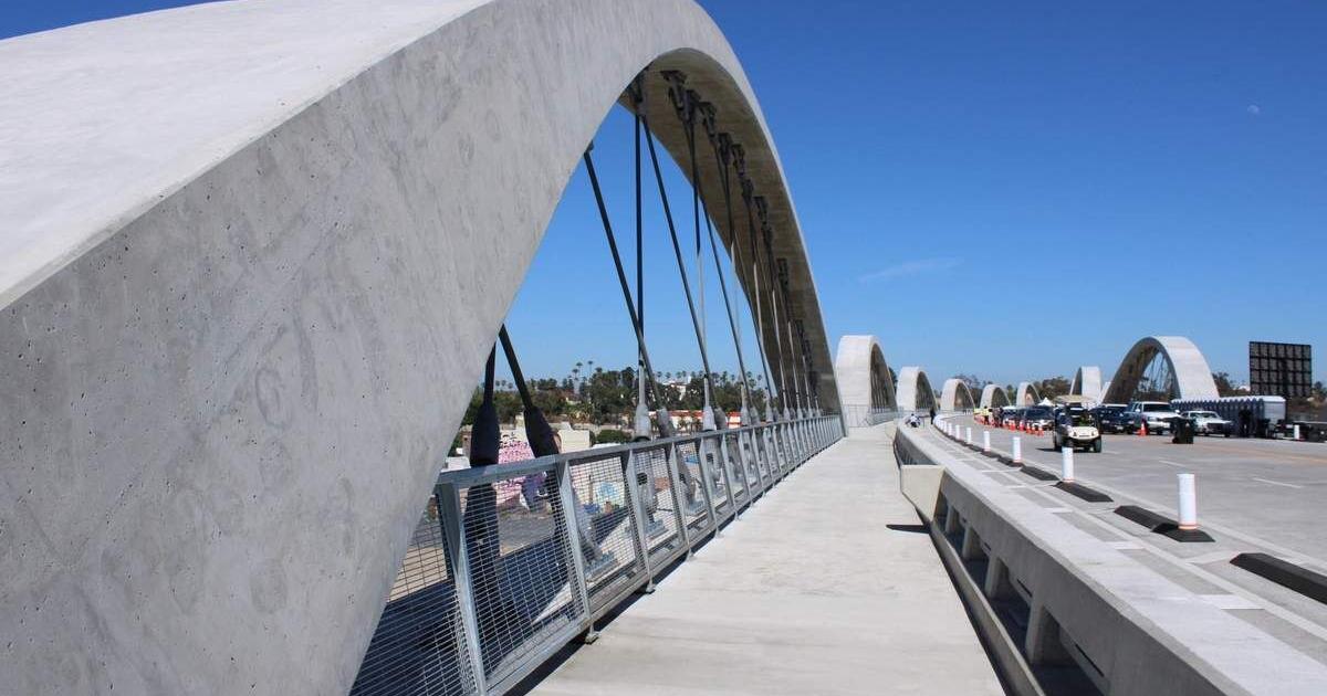 Police foil minibike  Sixth Street Bridge takeover in Boyle Heights