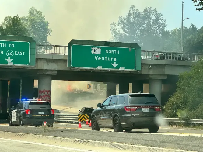 Grass fire breaks out along freeway near Downtown L.A. | Fire ...