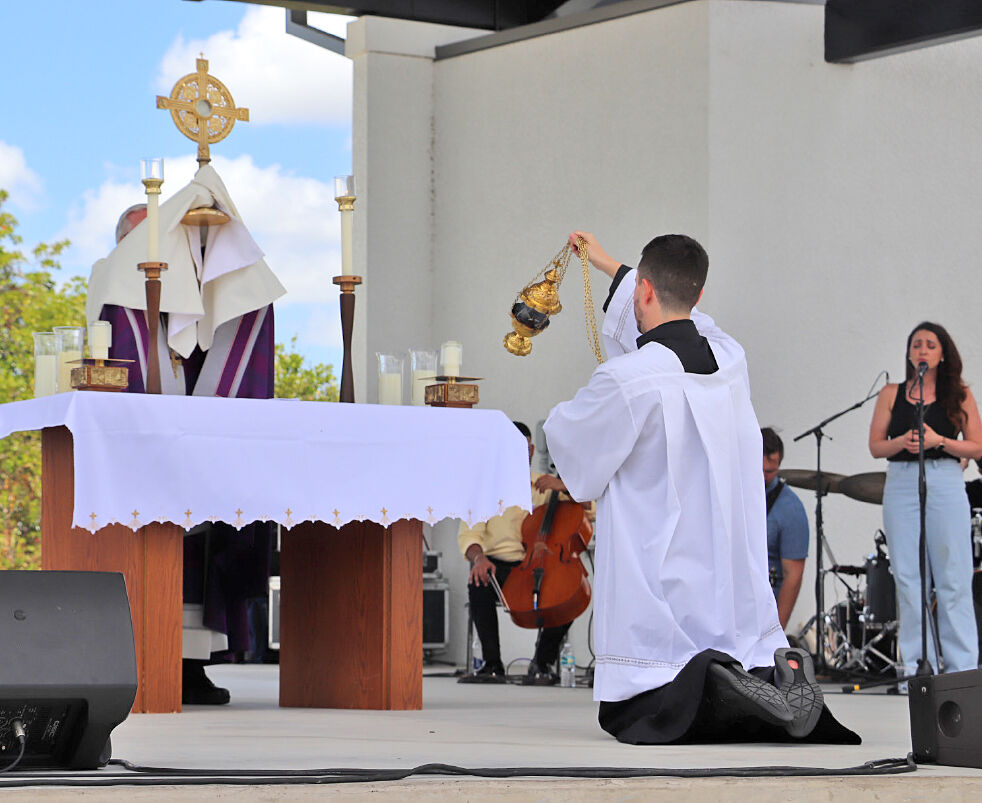 Middle School Students Unite To Praise, Adore Eucharist | Venice ...