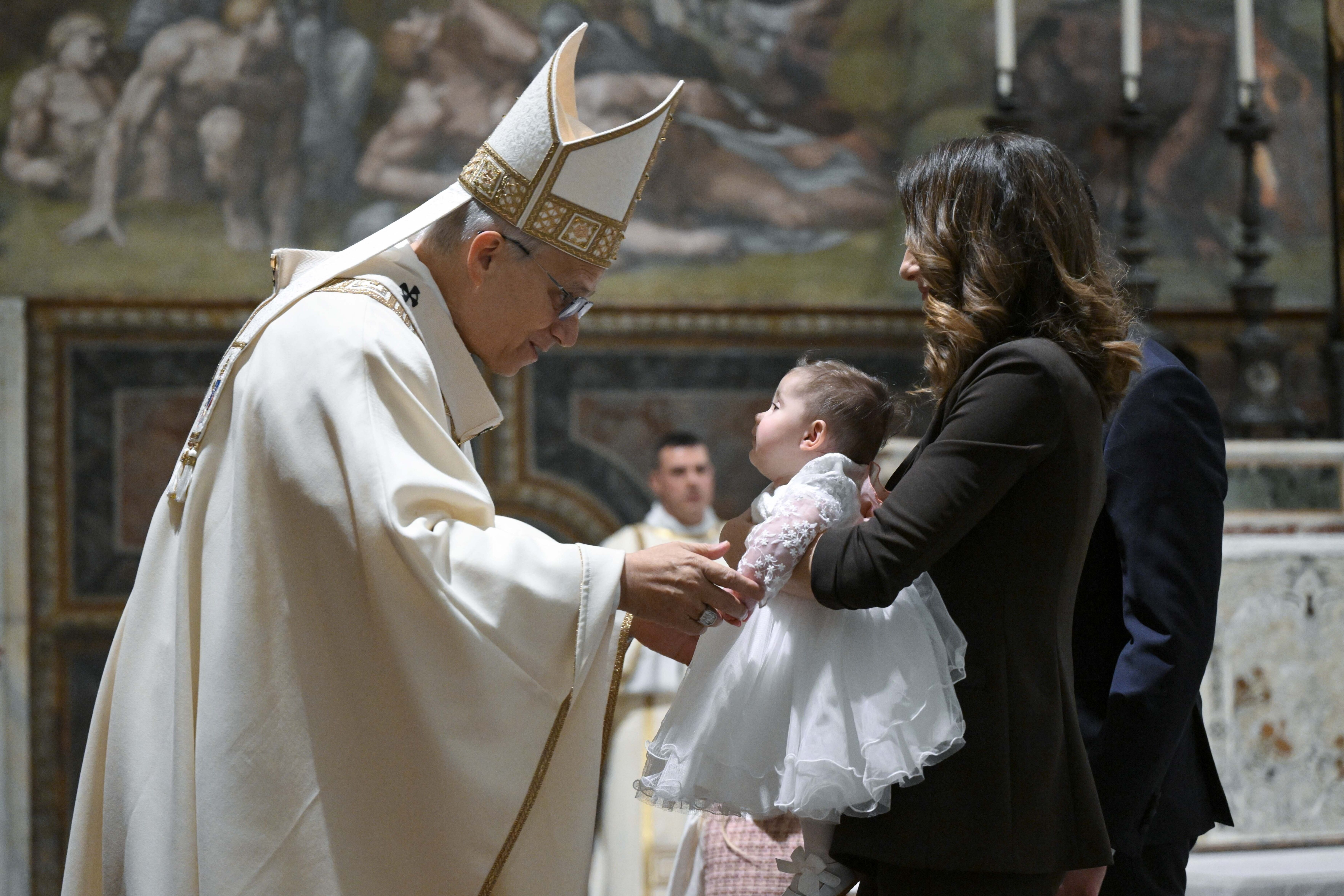 Parents can't wait for children to choose baptism, says pope, baptizing 20 infants in Sistine Chapel