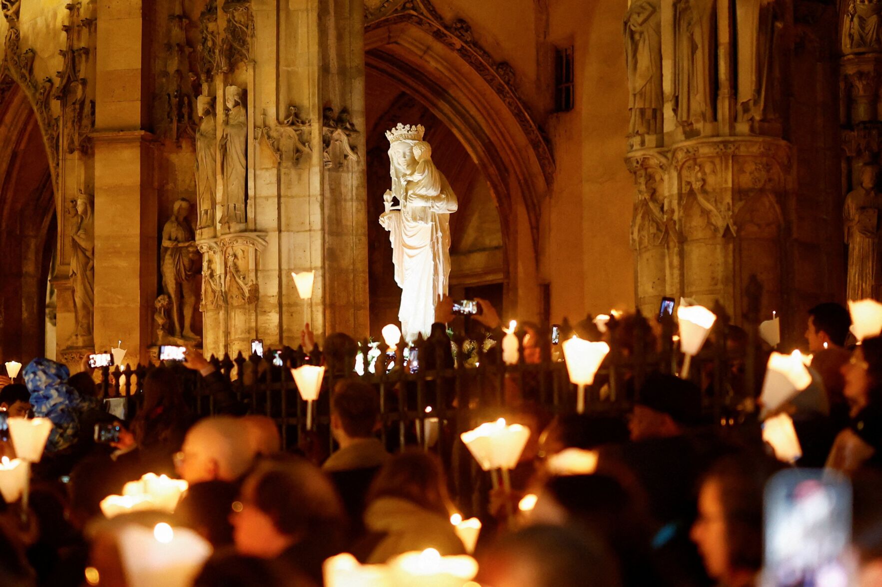 Notre Dame De Paris Returns To Her Cathedral With Thousands Of ...