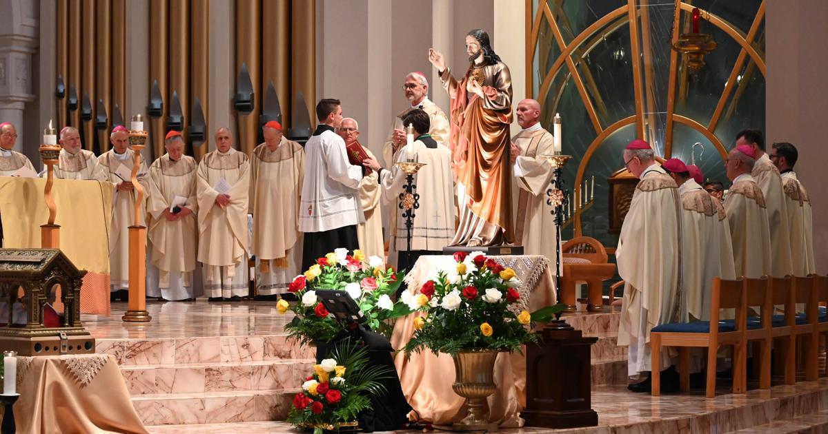 Bishops consecrate United States to Sacred Heart of Jesus | Florida | thefloridacatholic.org