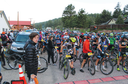 A race with 400 cyclists