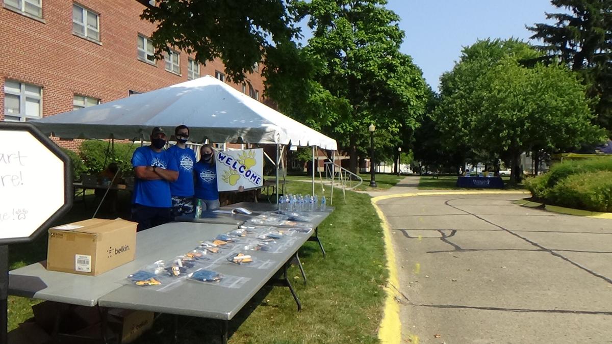 Student Congress members distribute PPE during 2020 move in