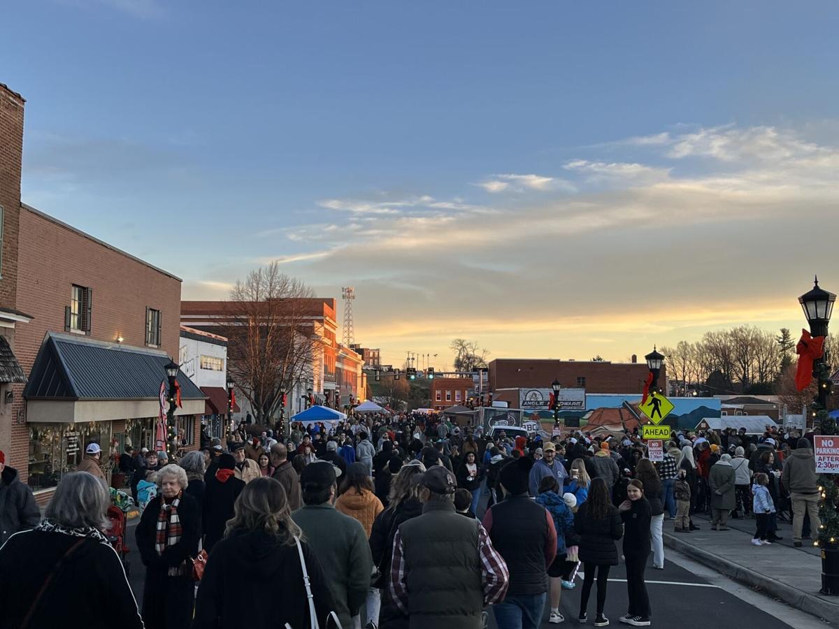 Crowd Franklin County Christmas (copy)