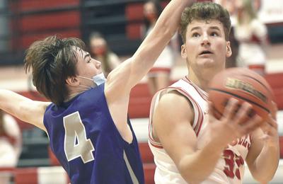 Smith paces Patriots to 10-point win over Eagles