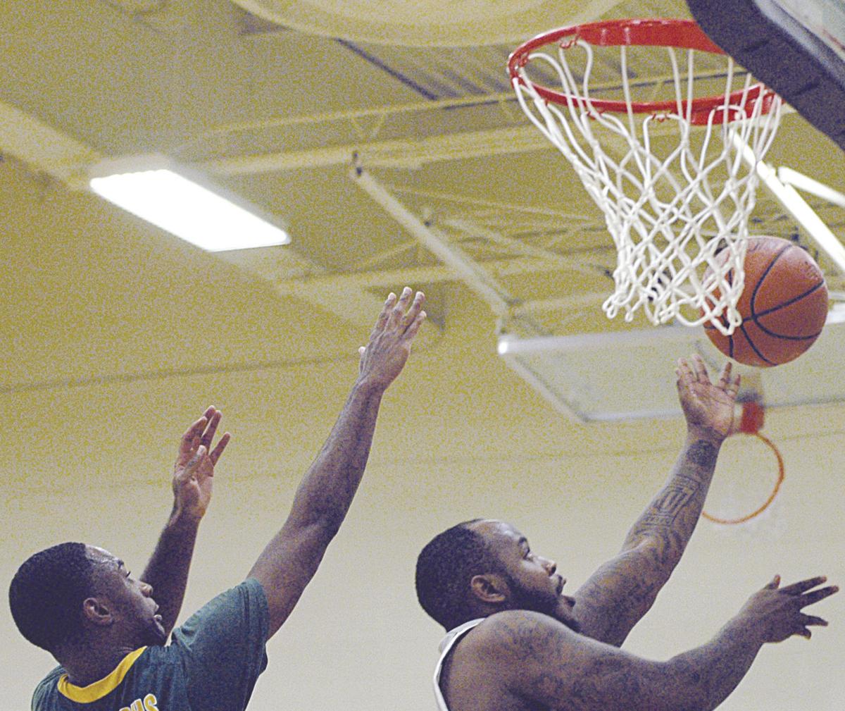 Men S College Basketball Ferrum Withstands Rally In Second Half