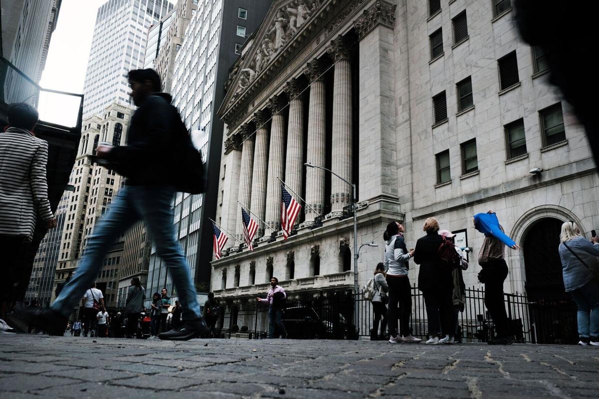 Dow tumbles again as tech wreck continues, S&P hits 52-week low