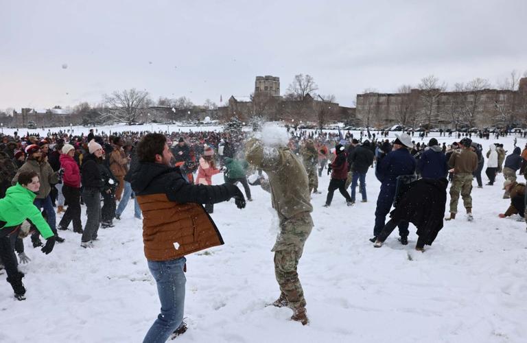 021125-roa-nr-VTsnowballfight