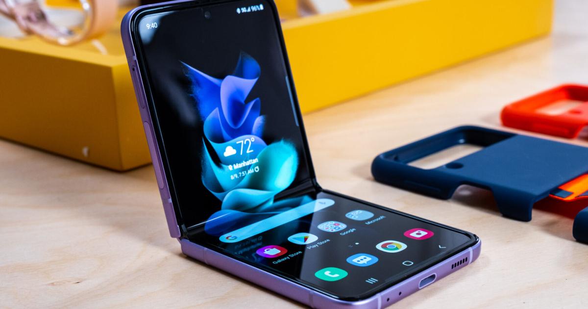Samsung's $999 foldable phone brings challenge to coming iPhones