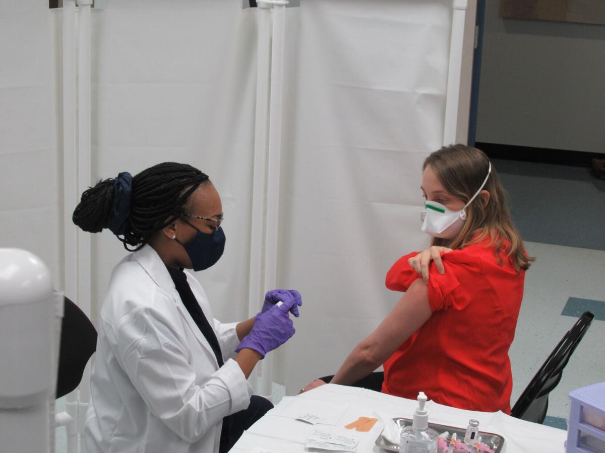 Pregnant City Council Member Receives Vaccine To Encourage Others City Government Theleadernews Com