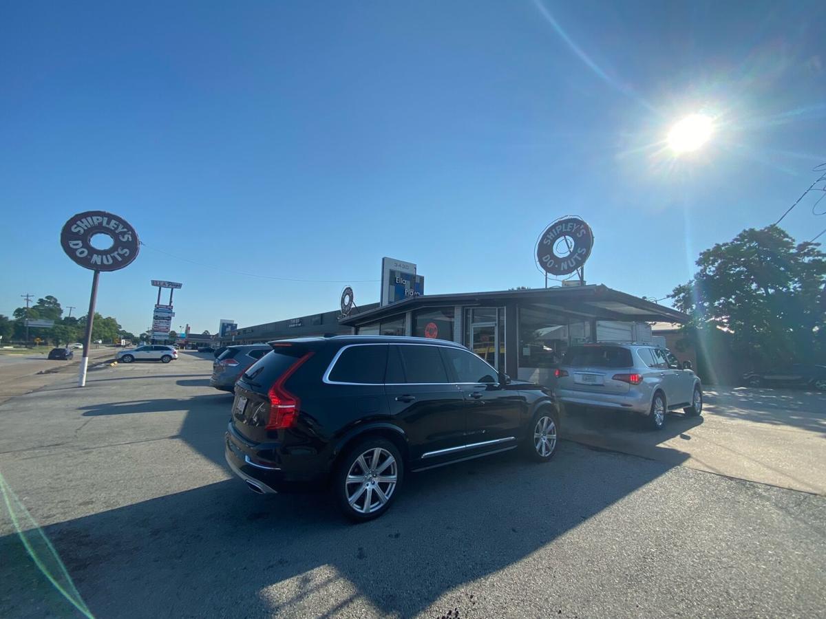 Hot Commodity Fresh Donuts Make Shipley S A Favorite Food Drink Theleadernews Com