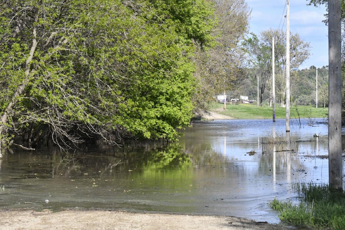 Rural dwellers deal with flooding from Tuttle Creek Lake ...