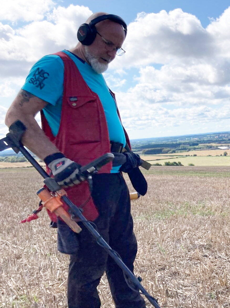 Metal Detectorist Strikes Gold After Searching Same Field For 20 Years ...