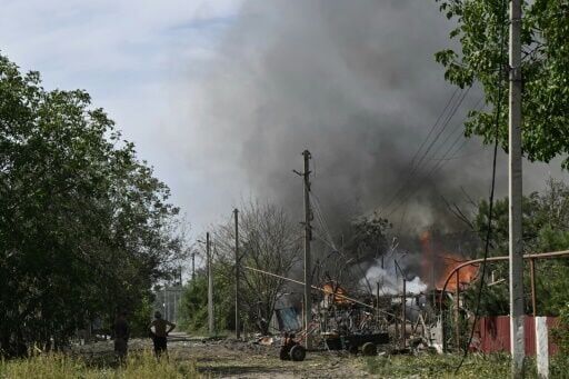 Ukraine civilians flee advancing Russian troops in east