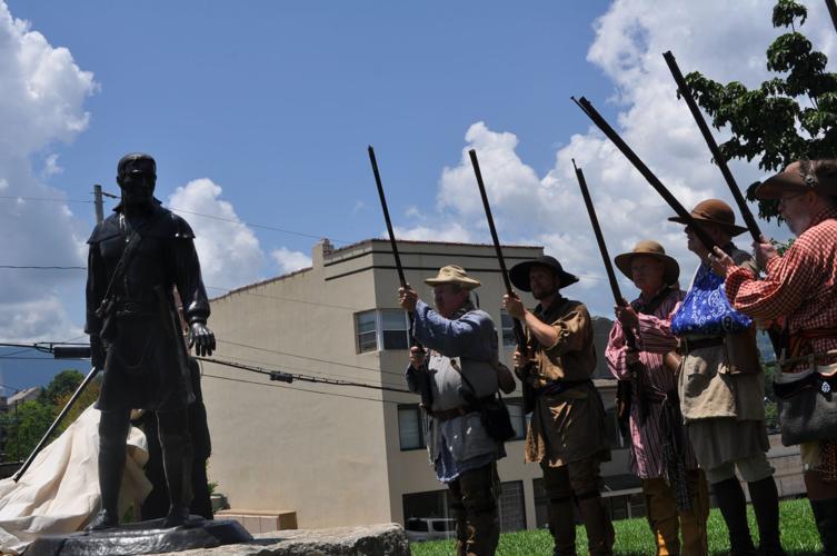 Statue and militia men.JPG