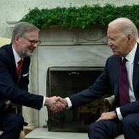 Americký prezident Joe Biden (R) se setkal s českým premiérem Petrem Fialou (L) v Oválné pracovně |  Národní