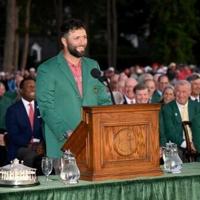 Jon Rahm de España habla durante la ceremonia de la chaqueta verde después de ganar el Masters de 2023 en el Augusta National Golf Club el 9 de abril de 2023.  |  Nacional