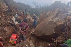 Testemunhas oculares relataram que o cheiro de cadáveres flutuava no local do deslizamento de terra