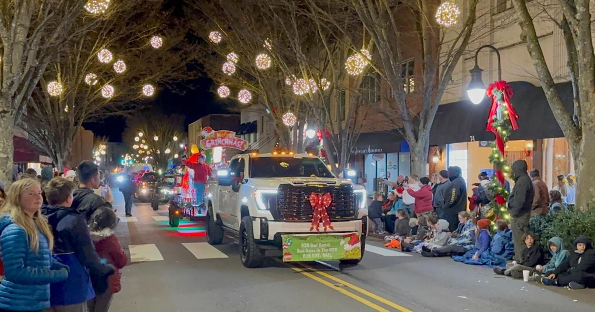 Celebrate mountain heritage with Waynesville's nighttime Christmas parade | Life | themountaineer.com