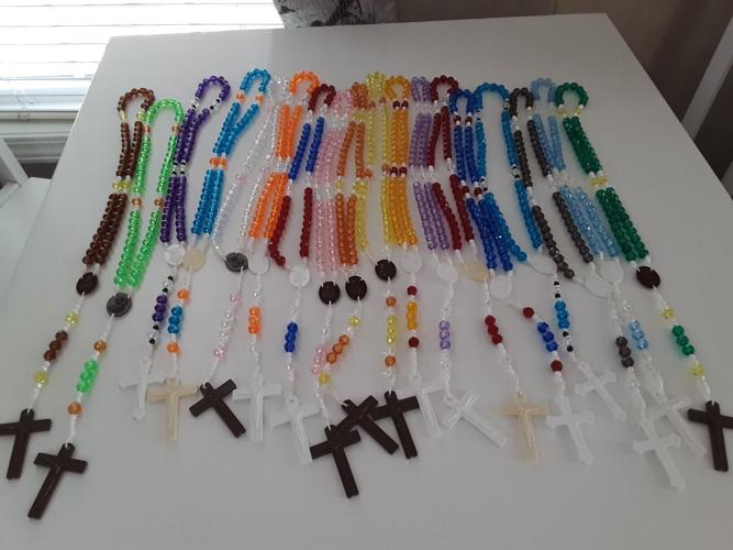 Learn to make rosaries to distribute around the world