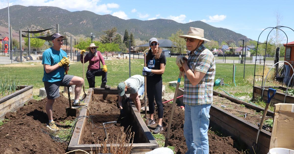 Backyard Gardening class goes hands-on, discusses soil creation