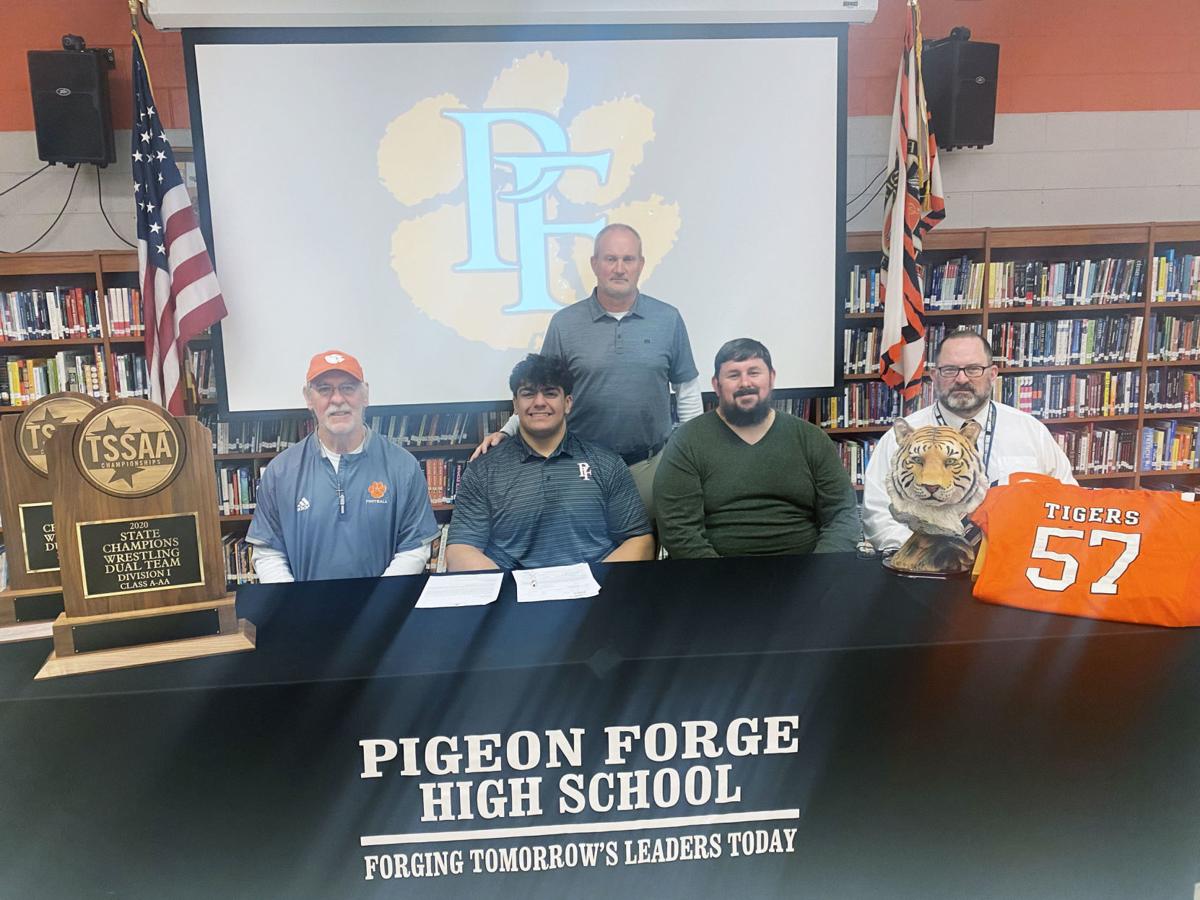 Pigeon Forge S Algarawi Signs With Division I School Close To Home High School Themountainpress Com