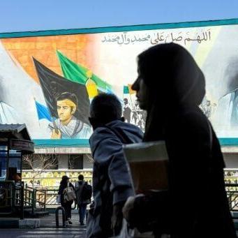 Iranian students chant anti - government slogans , as US threats loom