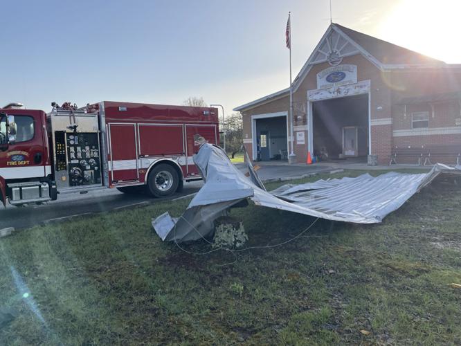 Heavy winds, possible tornado damages Sunbright City Hall, several