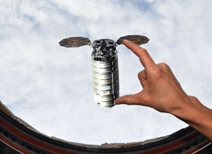 Astronaut captures funny optical illusion as cargo ship arrives at ISS ...