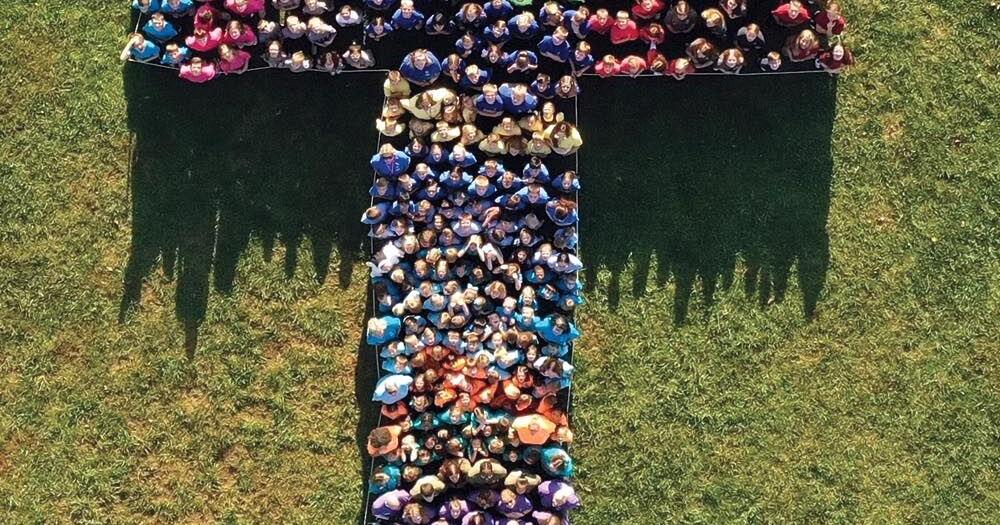 Local students form cross for group photo | Worship | thenewsenterprise.com