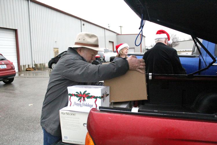 Volunteers deliver Christmas cheer | Local News | thenewsenterprise.com