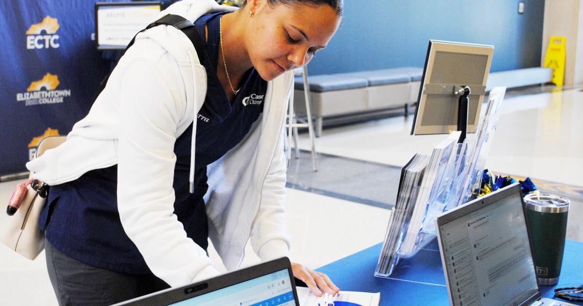 New students register for classes during ECTC Open House | Local News ...
