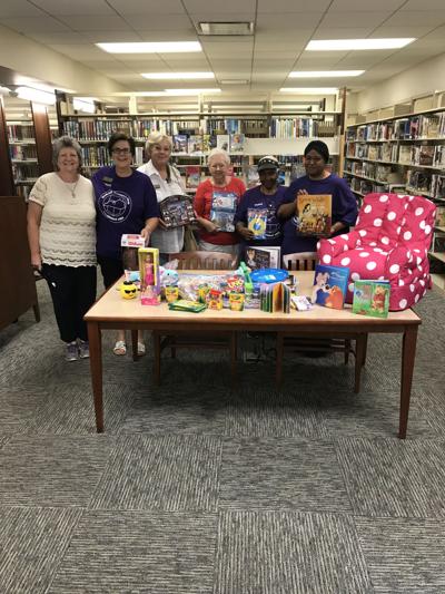 Radcliff Woman’s Club shower nets prizes for library reading program