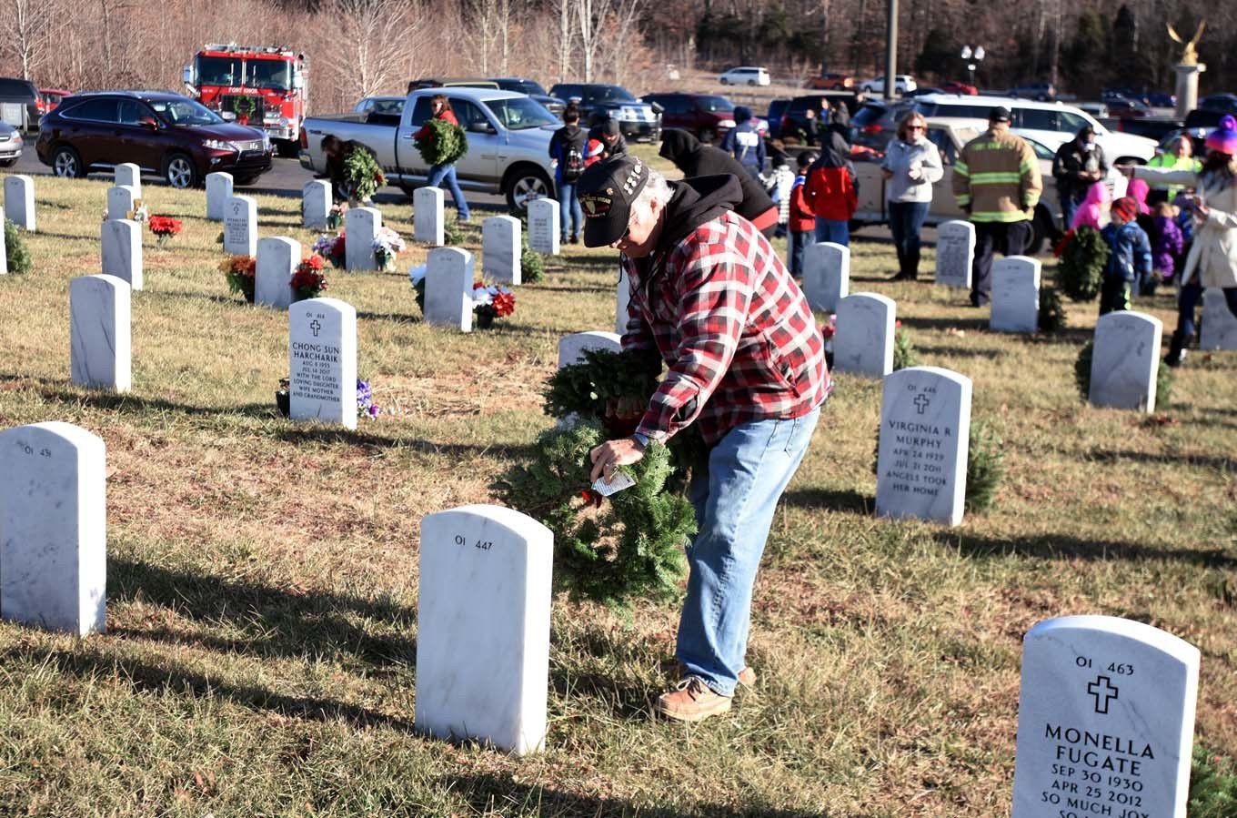 Hundreds Volunteer To Lay Wreaths On Veterans' Graves | Local News ...