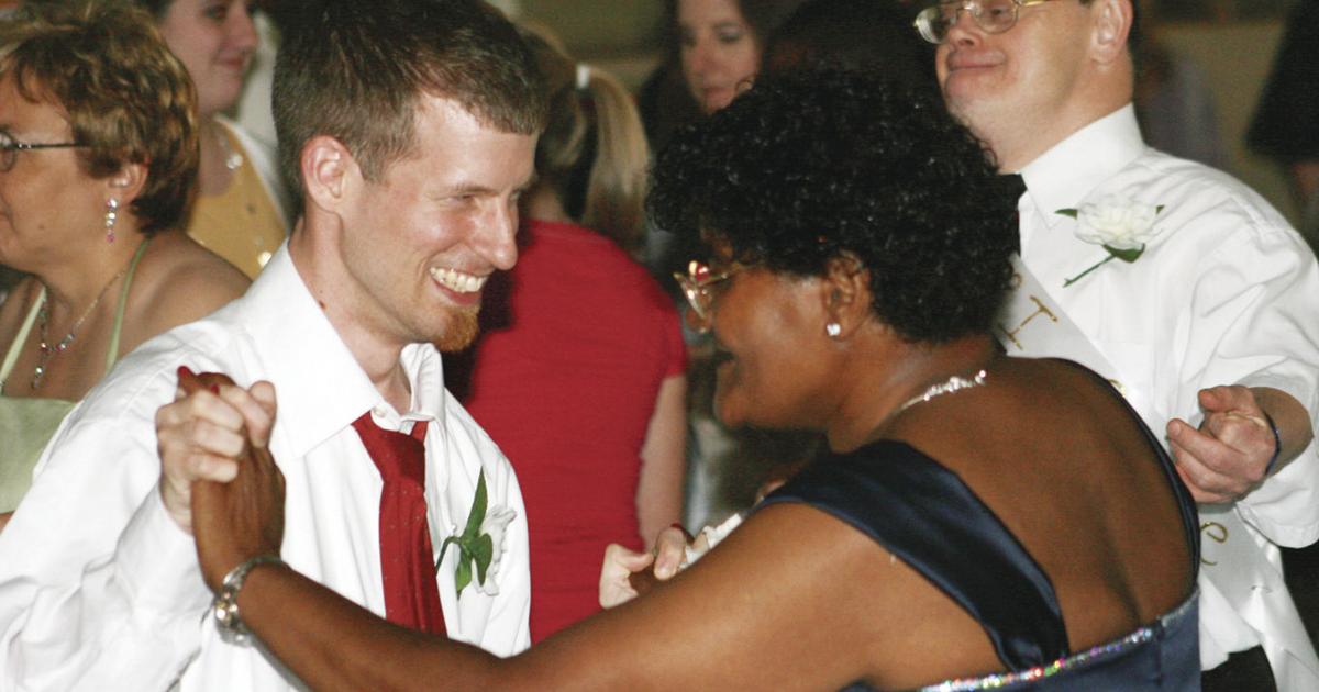 Spring Fling prom creates magic moments | News | thenewsenterprise.com