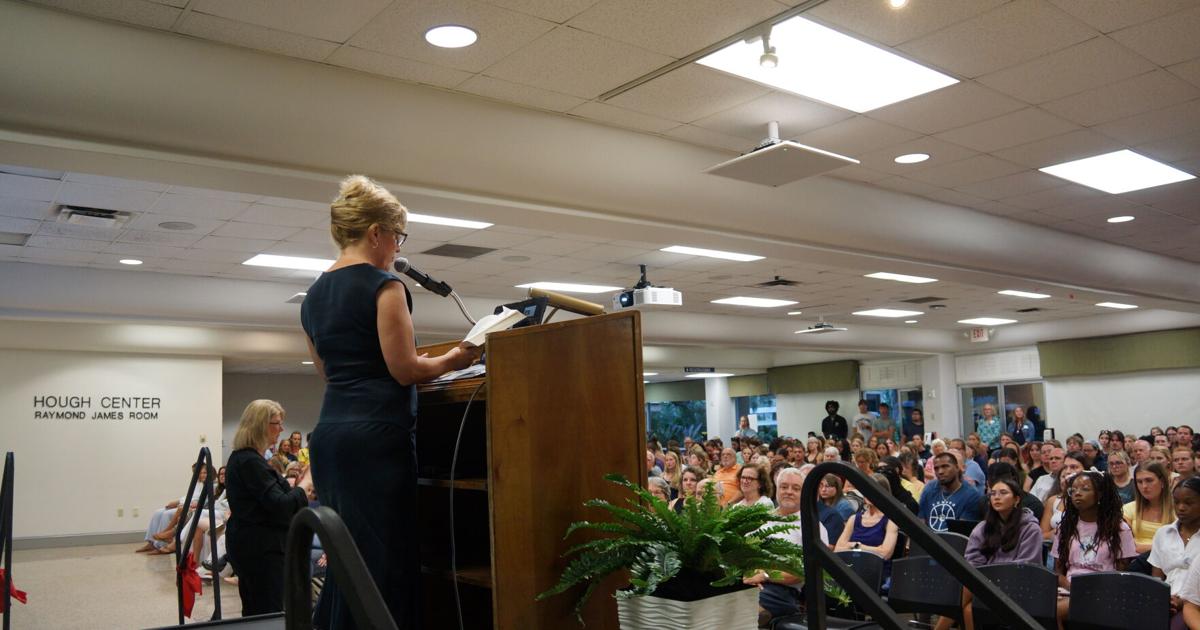 Award-winning science writer leads student discussions at Eckerd