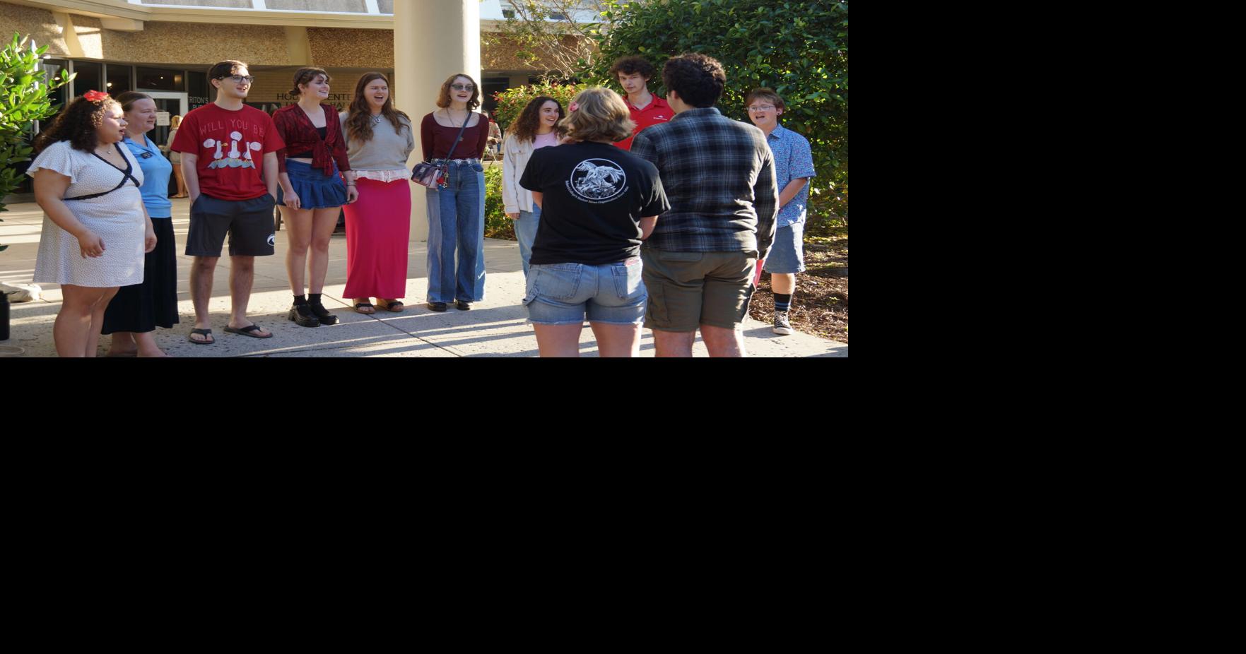 Eckerd College’s Tritones serenade students with singing grams