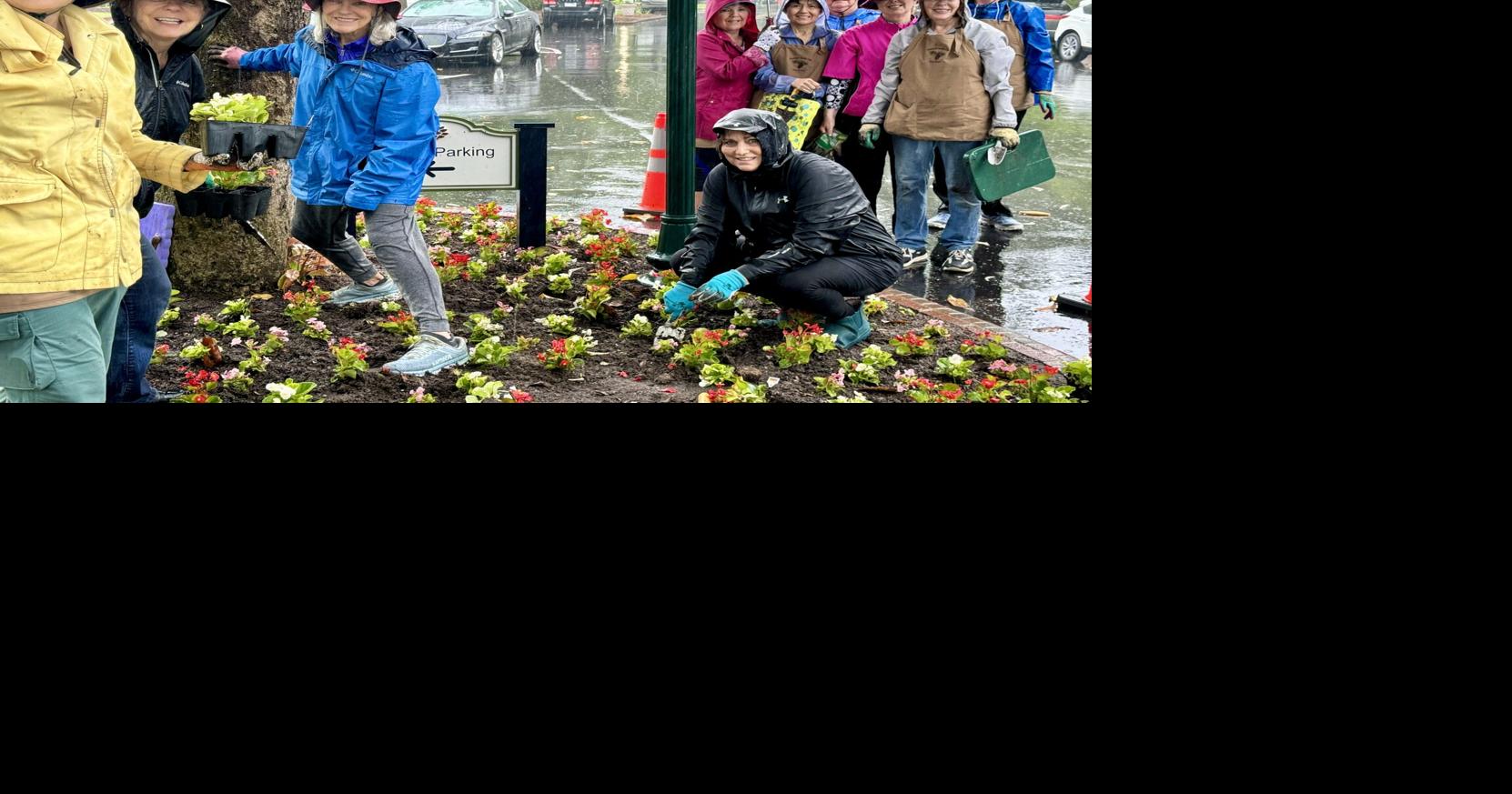 Club News Pinehurst Garden Club Members Plant Flowerbeds Features