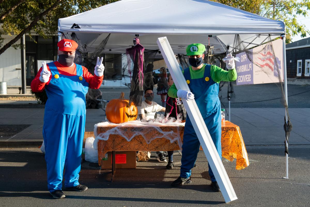[Photos] Brentwood Hometown Halloween 2020 Slideshows