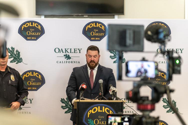 2022-04-28-Alexis-Gabe-Press-Conf_02.jpg
