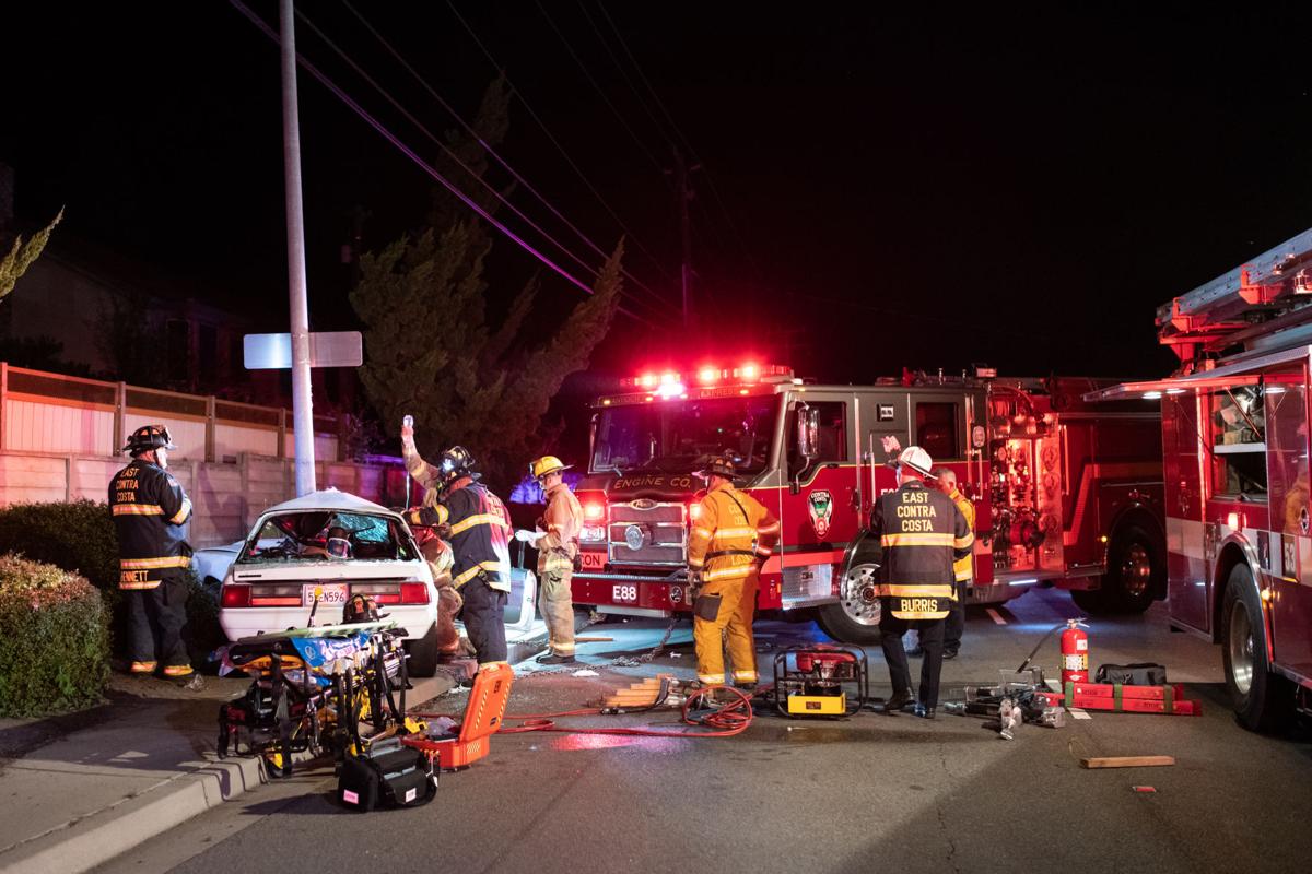 Car strikes light pole in Oakley
