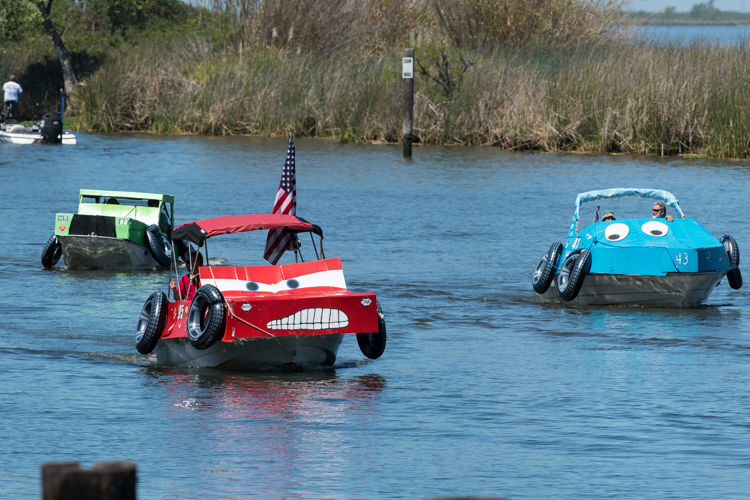 [Photos] Bethel Island boat parade Slideshows