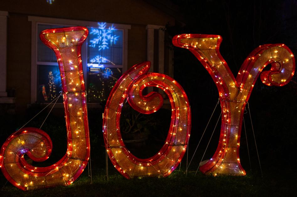 [Photos] Brentwood's Tunnels of Joy Christmas lights Slideshows