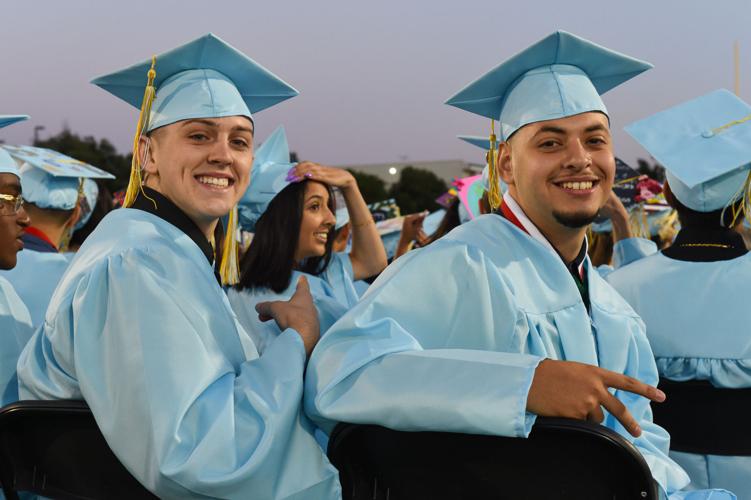 [Photos] 2019 Heritage High School graduation Slideshows
