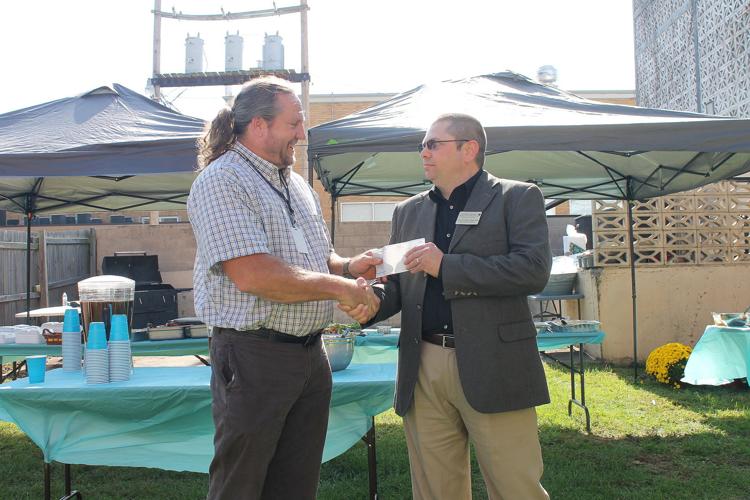 Steve Richmond accepts 30th anniversary gift